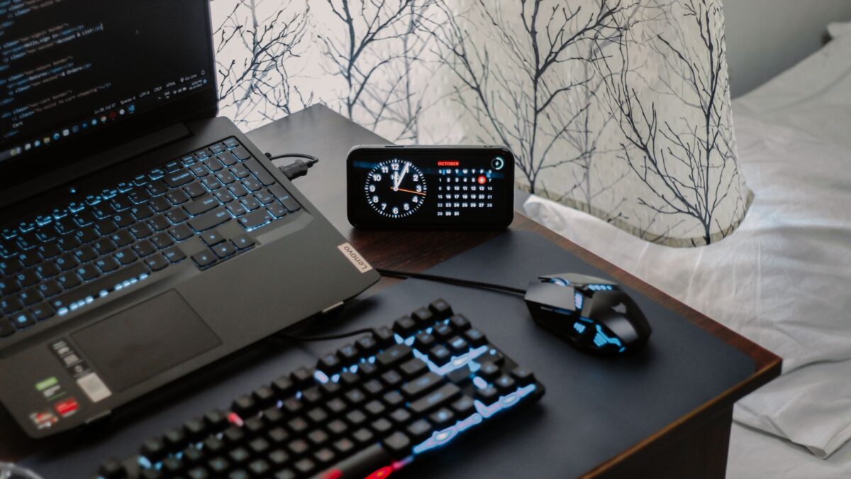 Clavier de gaming PC sur un bureau, illustration des soldes Steam